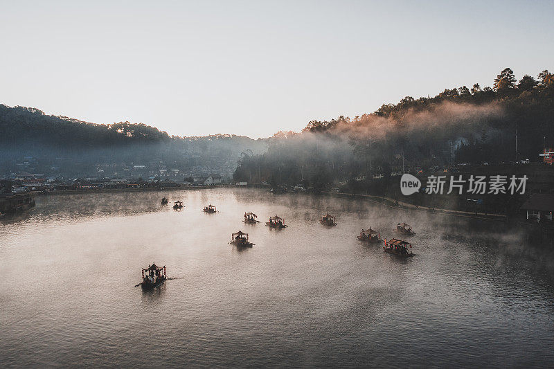 泰国北部湄宏山的Ban Rak Thai湖